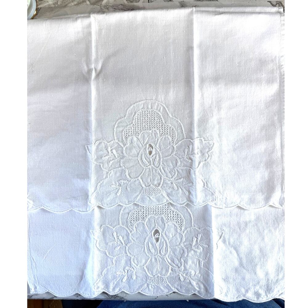 SKU3343 Set of 2 White Embroidered & Cutwork Napkins (13" x 19")